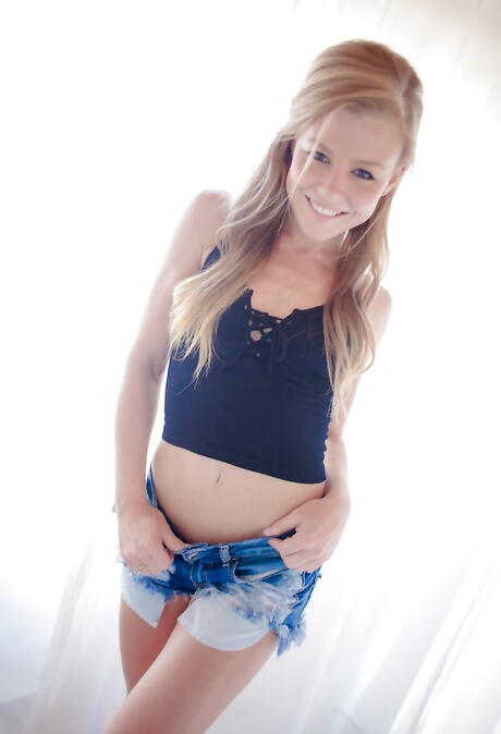 Foxy american hottie Nicole Clitman in fancy shorts in nasty foot fetish 